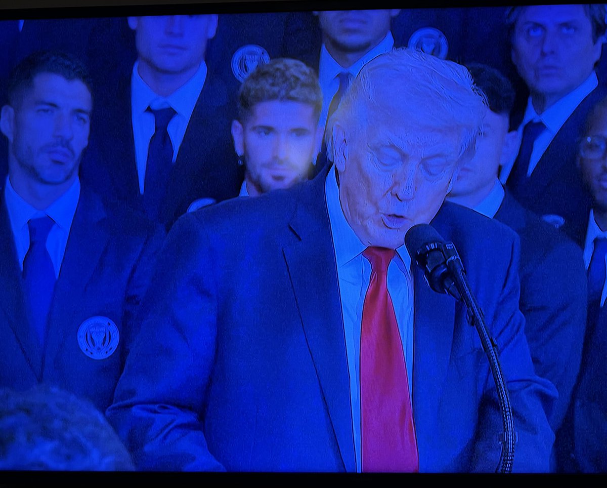 2unlim's tweet photo. Love the way Suarez surveys Trump’s ear. https://t.co/f2EbHYPdN3