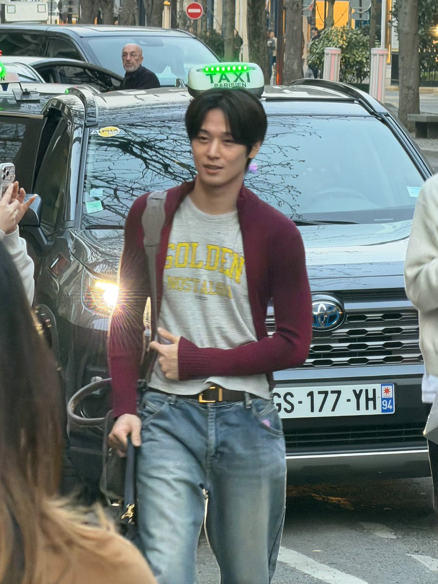 hyunieric's tweet photo. i thought they made cute little horns with his hair smh #clickbaited https://t.co/B4m3EoHP5X