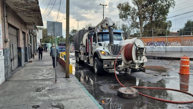 Personal de Interapas realizó recorridos de revisión en puentes a desnivel de la zona metropolitana. Durante la  kripton.mx/2026/03/06/equ…