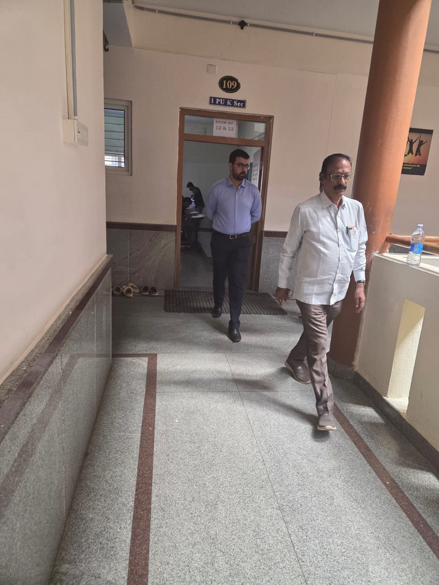 ಇಂದು ಶ್ರೀ ಡಾ|| ನವೀನ್ ಭಟ್ Y IAS ಮಾನ್ಯ CEO ZP ರವರು 2025-26 ನೇ ಸಾಲಿನ ದ್ವಿತೀಯ PUC ವಾರ್ಷಿಕ-1ರ ಪರೀಕ್ಷಾ ಕೇಂದ್ರ ಬಿ.ಜಿ.ಎಸ್ ಪದವಿ ಪೂರ್ವ ಕಾಲೇಜು ಅಗಲಗೂರ್ಕಿಗೆ  ಬೇಟಿ ನೀಡಿ ಎಲ್ಲಾ ಪರೀಕ್ಷಾ ಕೊಠ್ಠಡಿಗಳನ್ನು ಪರಿಶೀಲನೆ ಮಾಡಿದರು.  

    ಈ ಸಂದರ್ಭದಲ್ಲಿ ಪರೀಕ್ಷಾ ಕೇಂದ್ರದ ಅಧಿಕಾರಿ,ಸಿಬ್ಬಂದಿಗಳು ಹಾಜರಿದ್ದರು.