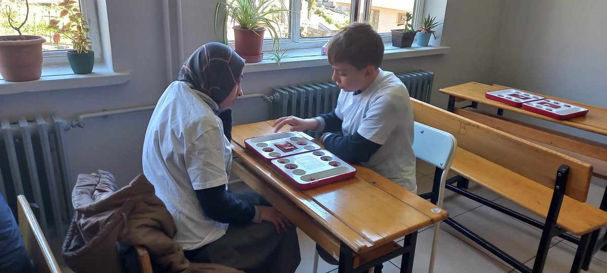 izzetkeles61's tweet photo. Uğurlu Hacıahmetoğlu Ortaokulunda Yeşilay Haftası kutlamaları kapsamında Akıl Zeka Oyunları düzenlendi. Yeşilay Kulübü Öğretmeni Caner Gençoğlu ve öğrencilerimizi tebrik ediyoruz.@1920yesilay @Yesilay_Trabzon @mehmetDinc1920 https://t.co/lOZm12xGJe