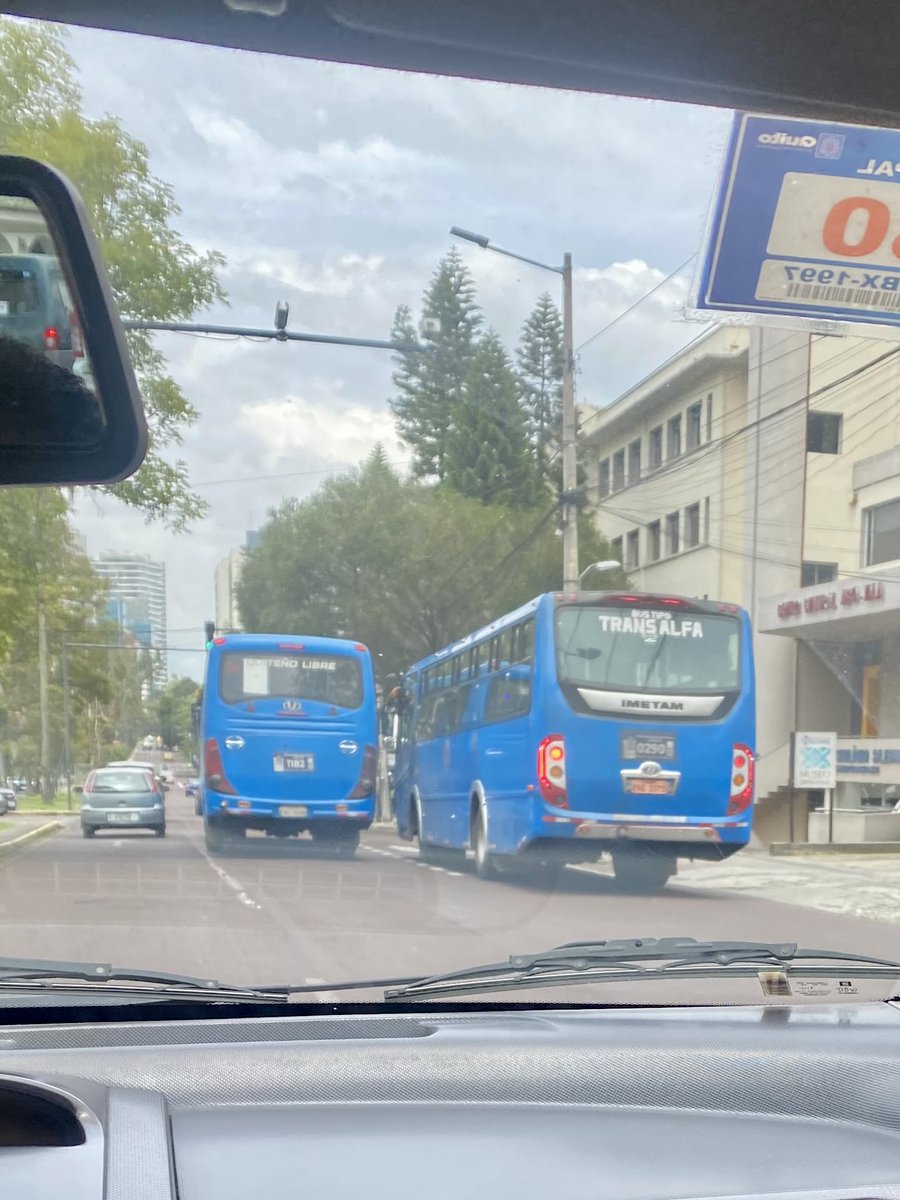 Srs. <a href="/AMT_Quito/">AMTQuito</a> estos buses hacían carreras en la 12 de octubre y veintimilla en pleno centro universitario. Casi chocan à un taxi y atropellan a personas. Tienen que hacer algo ya.