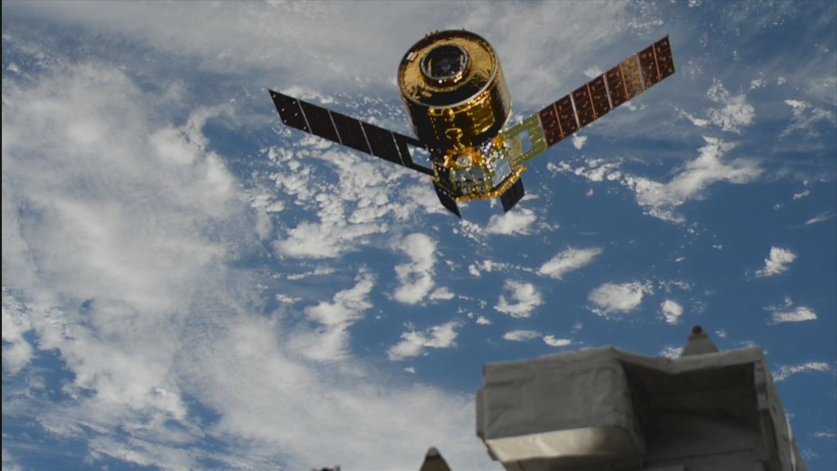 HumanSpace_JAXA's tweet photo. #HTVXの宇宙日記
本日、僕は国際宇宙ステーションを無事に離れました!
昨日の投稿にたくさんのコメントや応援を寄せてくれて、本当にありがとう。
その一つひとつが、離脱の瞬間まで僕の力になりました。
ISSで過ごした約4カ月、
油井さんたちに荷物を届けたり、実験や生活を支えたり、
“こうのとり先輩”のあとを継ぐ使命の重さにドキドキしながらも、
みんなの声に励まされて、最後までしっかり頑張ることができました。
これからは、次に控えている 技術実証ミッション に向けて、準備を進めていきます。
まだちょっと緊張するけど……
僕、ちゃんとやり遂げられるようにがんばります。
ISSを離れても、僕の挑戦は続きます。
これからも応援してくれたら、とってもうれしいです 🚀✨