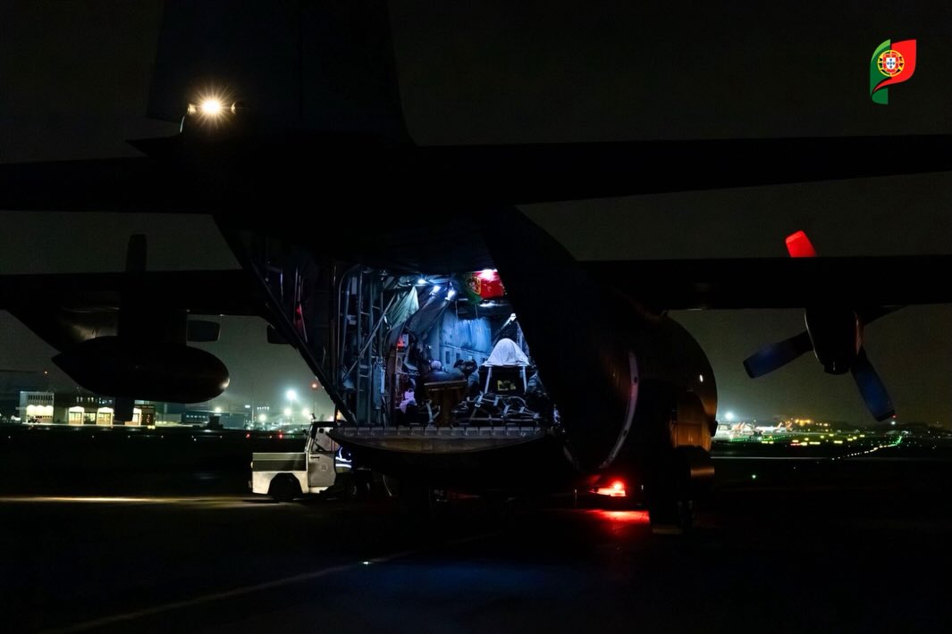 EE_EspadaEscudo's tweet photo. Aeronave C-130H (16803, 497C82) da Força Aérea Portuguesa (FAP) aterrou pelas 05:18 UTC de 6 de Março de 2026, no Aeródromo de Trânsito N.º 1 (AT1) em Lisboa, transportando, em evacuação do Médio Oriente, um total de 39 passageiros, dos quais 24 cidadãos portugueses e 15 cidadãos estrangeiros provenientes de França, Grécia, Brasil e Israel. Foram recebidos pelo Secretário de Estado das Comunidades Portuguesas, Emídio Ferreira dos Santos Sousa e pelo Comandante do Comando Conjunto para as Operações Militares, Tenente-General Luís Serôdio.

Esta missão da FAP iniciou-se com o C-130H (16803, 497C82) da Esquadra 501 – "Bisontes" a descolar da Base Aérea N.º 6 (BA6), no Montijo, pelas 17:41 UTC de 4 de Março de 2026 rumando ao aeroporto de Chania (ICAO: LGSA), na Ilha de Creta, Grécia, que alcançaria pelas 23:20 UTC desse mesmo dia. Após pernoita, descolaria pelas 17:07 de 5 de Março de 2026 com destino à Península do Sinai, onde aterraria no aeroporto egípcio Sharm el-Sheikh (ICAO: HESH) cerca das 19:30 UTC. Recolhidos os passageiros, descolaria dali pelas 21:00 UTC de 5 de Março de 2026, vindo a aterrar, volvidas quase 8 horas e meia de voo, no AT1, em Lisboa, pelas 05:18 UTC de 6 de Março de 2026.

Além do C-130H da FAP esteve ainda envolvido nesta acção de repatriamento um Airbus A330-900 (CSTUJ, 4952AA), fretado à TAP Air Portugal, com seis pilotos e 18 tripulantes (todos voluntários), transportando 147 passageiros (139 portugueses e oito estrangeiros da Alemanha, Itália, Reino Unido, Estados Unidos da América e Peru. O Airbus A330-900 descolou do Aeroporto de Muscat (ICAO: OOMS), Omã, pelas 22:47 UTC de 5 de Março de 2026, fez escala, aterrando pelas 04:30 UTC de 6 de Março de 2026, em Atenas (ICAO: LGAV), de onde descolaria pelas 06:20 UTC rumo a Lisboa, onde aterraria pelas 10:11 UTC de 6 de Março de 2026, completando um agregado de cerca de 9 horas e meia de voo.

No agregado da acção, articulada pelo Ministério dos Negócios Estrangeiros e o Ministério da Defesa Nacional da República Portuguesa, foram repatriadas 186 pessoas - 163 portugueses e 23 estrangeiros. A acção surge no contexto dos ataques de retaliação por parte da República Islâmica do Irão sobre Israel e sobre os Estados Árabes do Golfo, após o desencadear de ataques pelas forças dos Estados Unidos da América (Operação "Epic Fury") e das das Forças de Israel (Operação "Roaring Lion"), iniciados a 28 de Fevereiro de 2026, sobre objectivos em território iraniano.

Antes, em 2025, este mesmo C-130H, desenvolveu ao longo dos dias 17 a 18 de Junho, uma "ponte aérea" entre Sharm el-Sheikh (ICAO: HESH) no Egipto e o Aeroporto Internacional de Larnaca no Chipre (ICAO: LCLK), evacuando 120 pessoas, maioritariamente cidadãos portugueses - numa acção de repatriamento após as acções de retaliação iraniana sobre Israel, após o lançamento da Operação "Rising Lion".

O C-130H "Hercules" é uma aeronave quadrimotor, equipada com 4 motores ALLISON T-56-A-15 de 4 910 hp cada, que lhe permitem alcançar uma velocidade máxima de 589 km/h com um alcance operacional de 6 480 km. Com 29,79 metros de comprimento e uma envergadura de asa de 40,41 metros, pode descolar com um peso máximo de 70 toneladas (com um "payload" de 19 toneladas). Tripulado por 6 elementos, pode transportar 128 passageiros ou 92 paraquedistas equipados.

Fotos via FAP e Ministério da Defesa Nacional