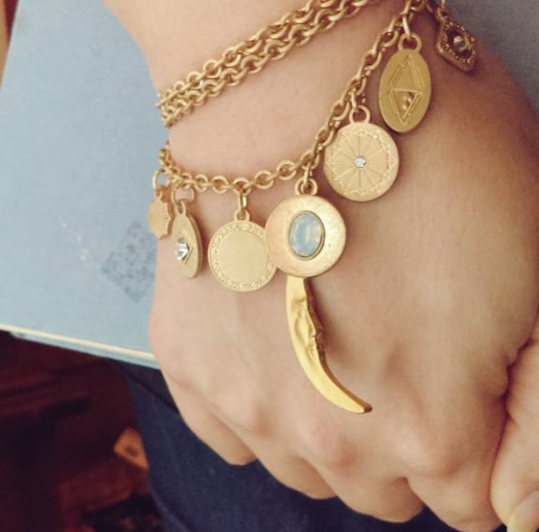 8EternalVerses8's tweet photo. To the thieves that broke into my house in 2021 and stole my jewelry...know that I still hate you and curse you every chance I get☠️ https://t.co/C8iYe7OpnG
