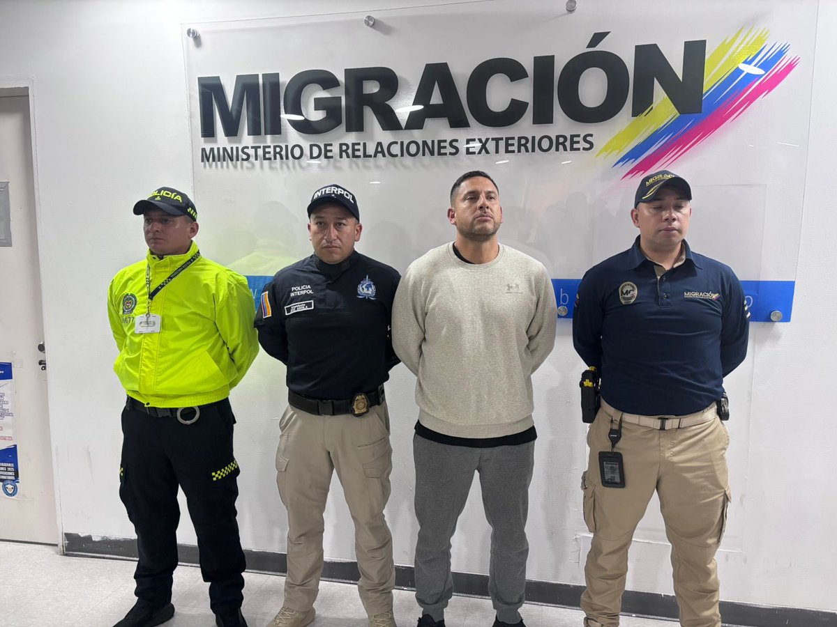 FiscaliaCol's tweet photo. Pablo Felipe Prada Moriones, alias Black Jack o La Firma, señalado articulador de una red de lavado de activos asociada al ‘Clan del Golfo’ fue extraditado de España a Colombia, en atención a un requerimiento elevado por la Fiscalía General de la Nación. A su llegada al aeropuerto El Dorado de Bogotá fue capturado por unidades de @PoliciaColombia y @MigracionCol. La investigación orientada por un fiscal de la Dirección Especializada contra el Lavado de Activos le atribuye el blanqueo de más de 182.000 millones de pesos producto del envío de toneladas de cocaína a Europa. En ese sentido, será imputado por los delitos de concierto para delinquir agravado con fines de lavado de activos, enriquecimiento ilícito de particulares y lavado de activos derivado del narcotráfico.