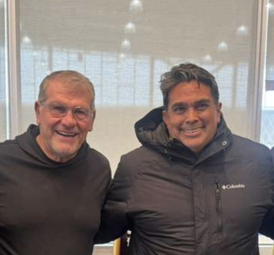 Con Geno Auriemma, coach de UConn y de Blanca Quiñónez ...se viene algo muy bueno con <a href="/ClaroEcua/">Claro Ecuador</a> 
Viajamos 11 horas desde Buenos Aires y 2 desde NY hasta UConn....perdonen la cara de horas sin dormir