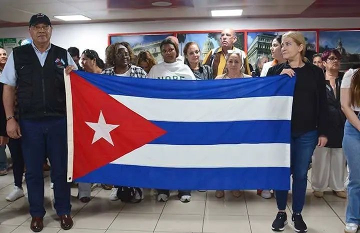🇨🇺🩺Ya están en la Patria nuestros profesionales de la salud quienes cumplieron misión en Honduras. El pueblo hondureño los despidió agradecidos, porque la humanidad de los galenos cubanos es inmensa e inigualable, por muy difíciles que sean los tiempos.
#CubaPorLaSalud