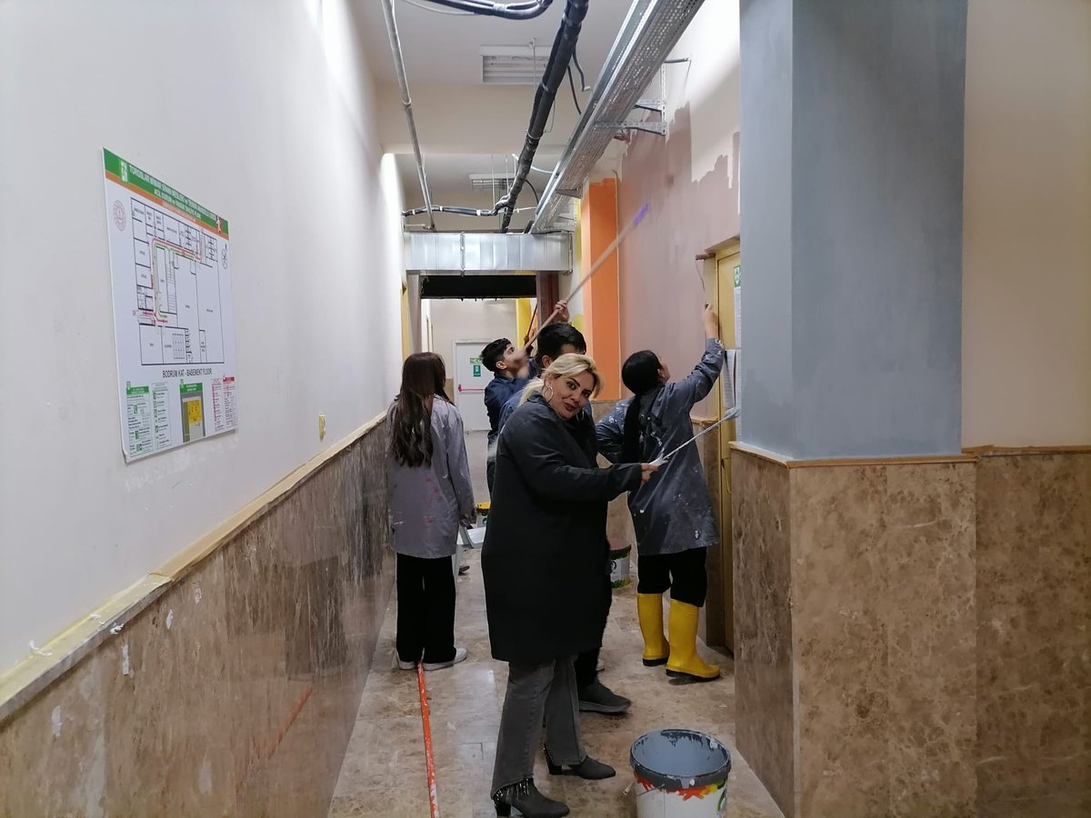 tmimarsinanmtal's tweet photo. Okulumuzda alanlar arası iş birliğiyle üretim ve eğitim bir arada ilerliyor.
Kimya Teknolojisi Alanı öğrencilerimizin ürettiği boyalar, İnşaat Teknolojisi Alanı öğrencilerimizin uygulamalarıyla okulumuzun duvarlarında hayat buluyor. @Muhammed0744 https://t.co/p6xYmQF4UH