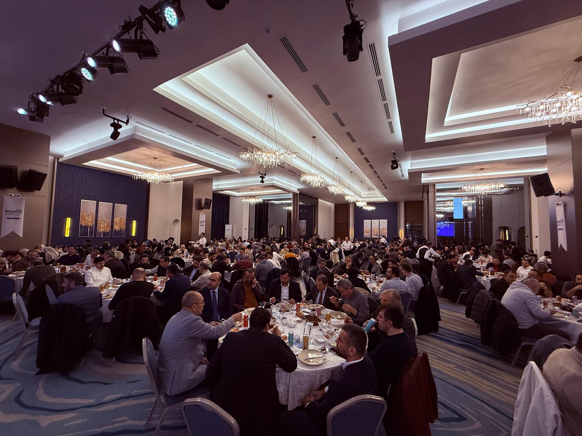 Bu akşam İletişim Platformu olarak geleneksel İstanbul iftarımızı kıymetli dostlarımızın katılımıyla gerçekleştirdik.

Ramazan’ın bereketini ve paylaşma iklimini aynı sofrada hissettiğimiz güzel bir akşam oldu. Bu güzel buluşmaya katkı sunan ve katılım sağlayan herkese gönülden