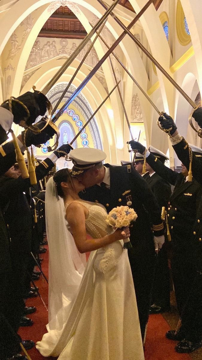 “Bazı devirler vardır; insanlar o devirlerde mesut ve bahtiyar yaşarlar.
Bazı devirler ise; savaş, kan ve gözyaşları ile doludur.
Bizim bahtsızlığımız da bu.”