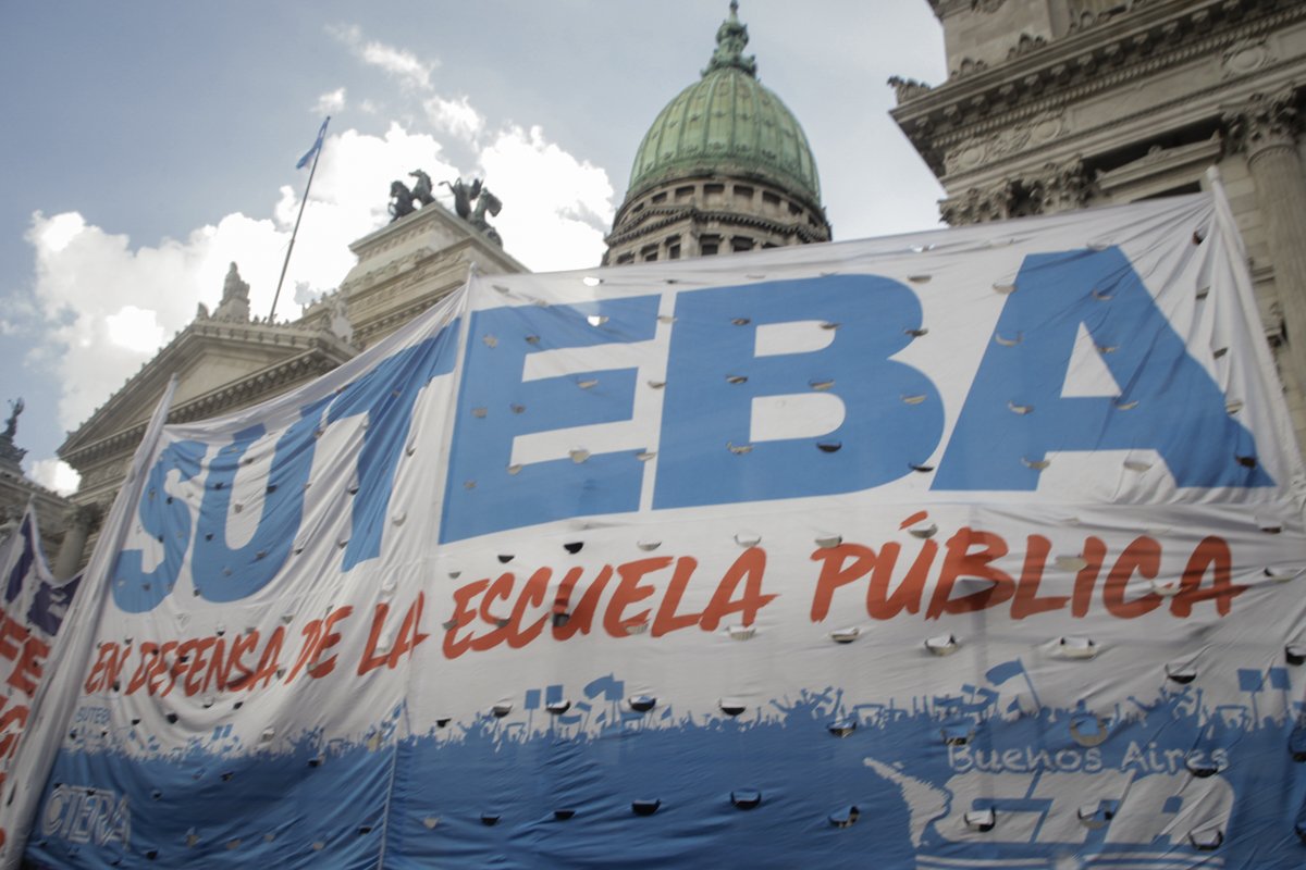 El Plenario de Secretarixs Generales del SUTEBA aprobó este viernes por AMPLÍSIMA MAYORÍA la propuesta salarial efectuada por el Gobierno Provincial.

La oferta salarial aprobada consta de una propuesta del 9 % de aumento salarial, que toma como base al salario de enero 2026: