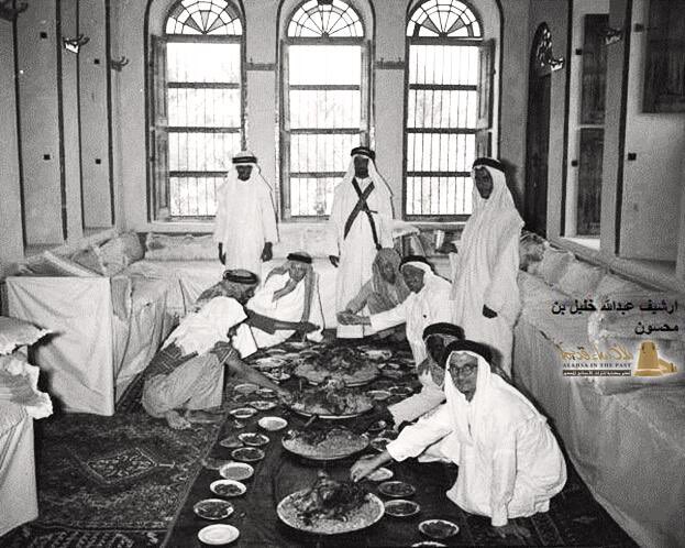 وليمه في مجلس مزرعة "صالح اسلام" مدير مالية الاحساء في عام 1947م