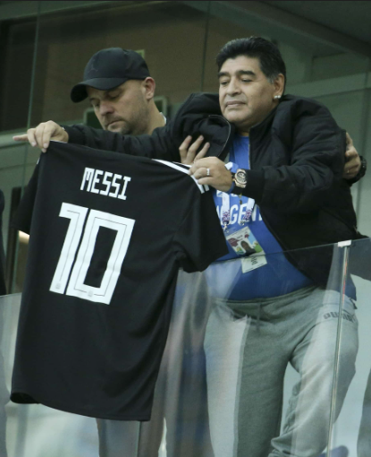 Maradona es el primer Messista y no hubo nadie que nos recuerde tanto a Diego, como lo hace Messi.  

Lo que a vos te genere lo que haga Messi o Maradona en su vida, habla más de vos que de ellos.

Respeten a quienes unieron a los argentinos aunque sea un ratito. Dejen esa