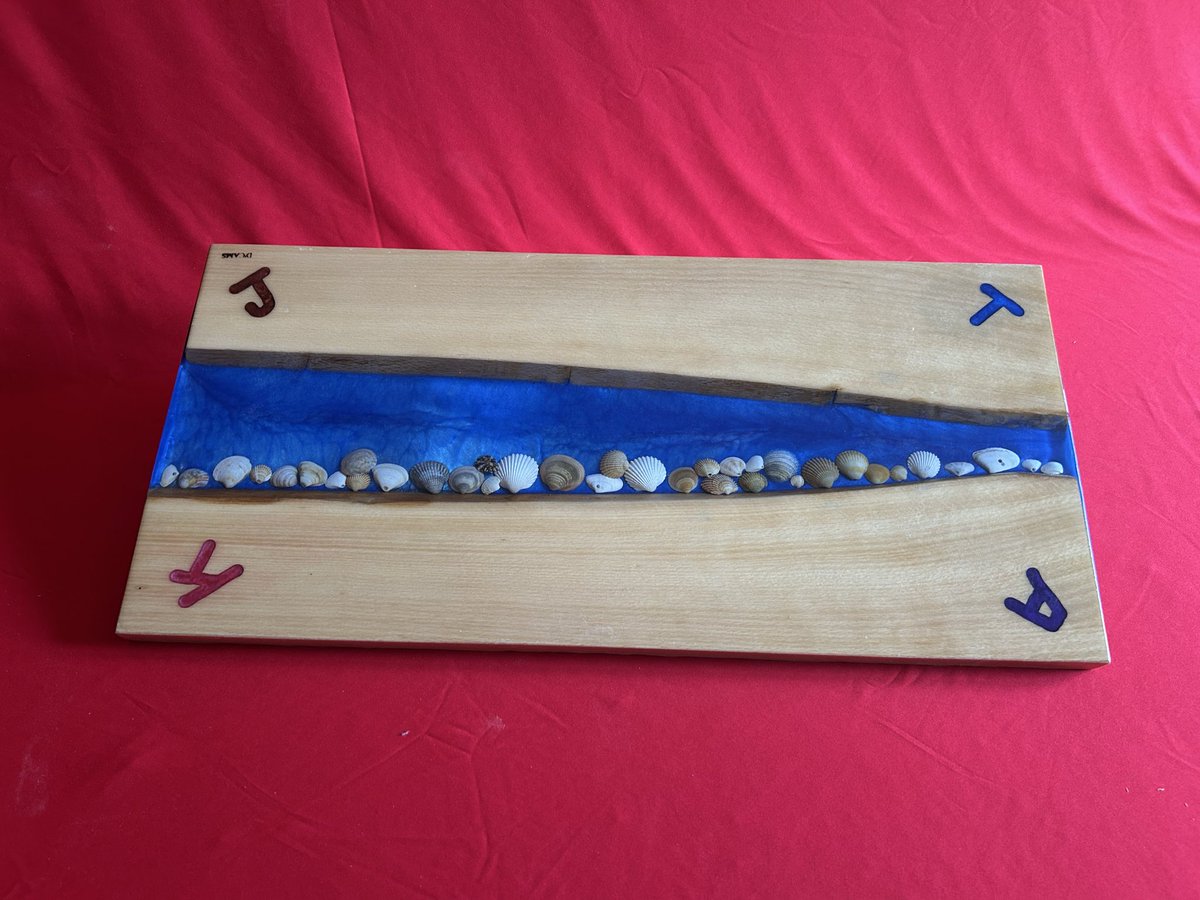 LafayeDavid's tweet photo. Sous de plat et planche à découper assorti. Bois massif hêtre et résine epoxy sur décor coquillages sur fond de deux bleus. https://t.co/p3Wb5xL0U4 #Decoration #artisanat https://t.co/6nYkhAvtZ6