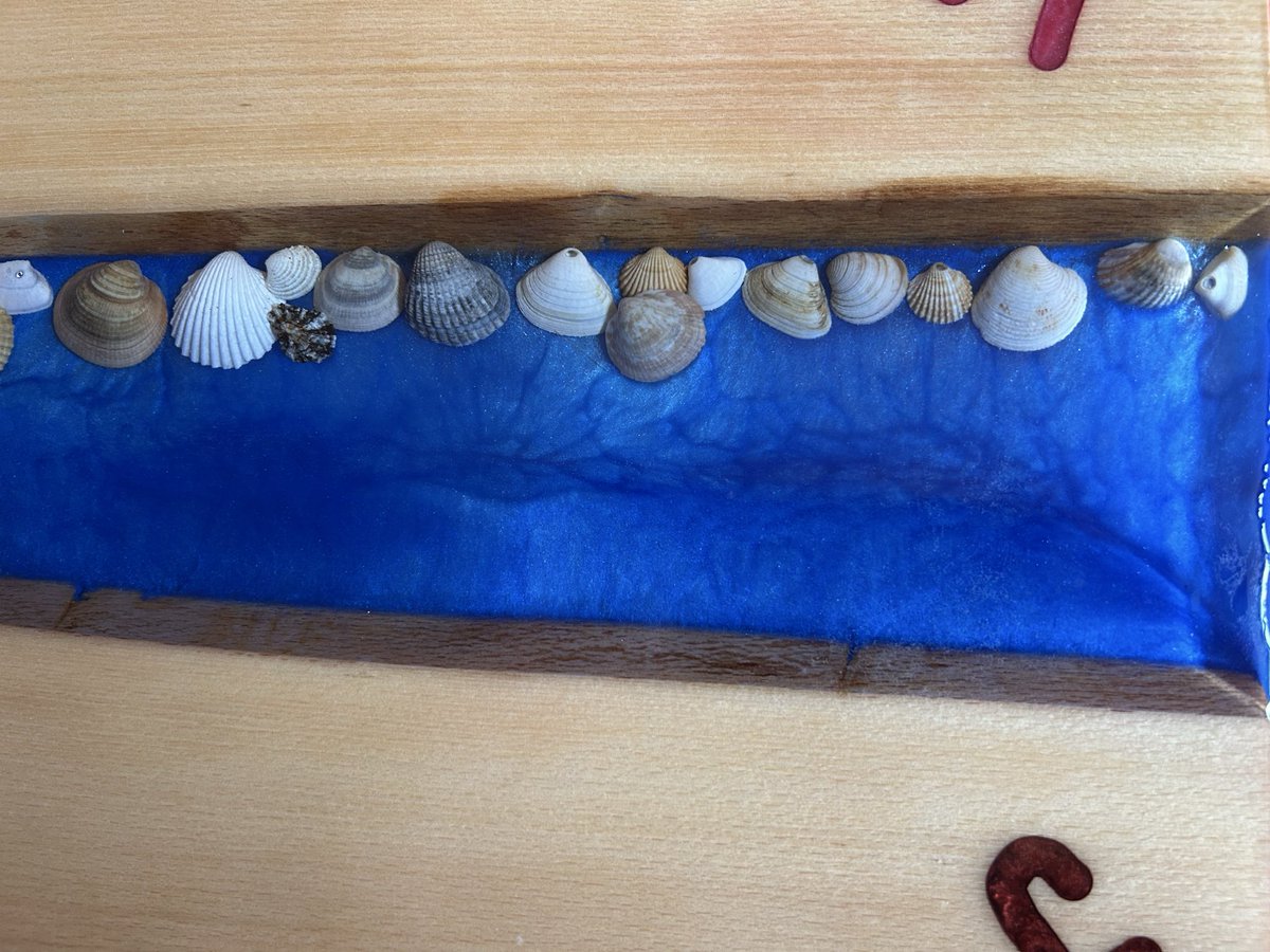 LafayeDavid's tweet photo. Sous de plat et planche à découper assorti. Bois massif hêtre et résine epoxy sur décor coquillages sur fond de deux bleus. https://t.co/p3Wb5xL0U4 #Decoration #artisanat https://t.co/6nYkhAvtZ6