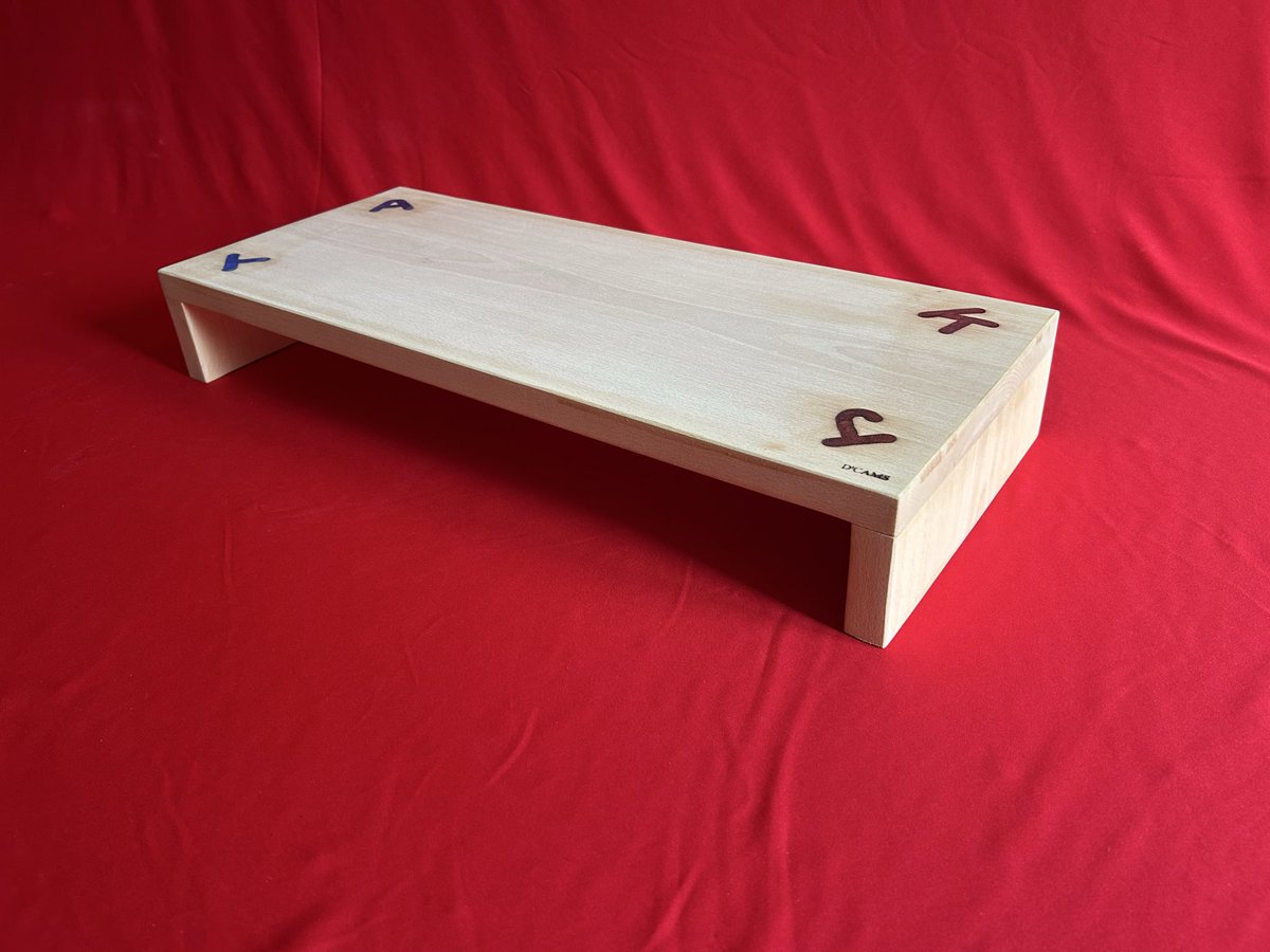 LafayeDavid's tweet photo. Sous de plat et planche à découper assorti. Bois massif hêtre et résine epoxy sur décor coquillages sur fond de deux bleus. https://t.co/p3Wb5xL0U4 #Decoration #artisanat https://t.co/6nYkhAvtZ6
