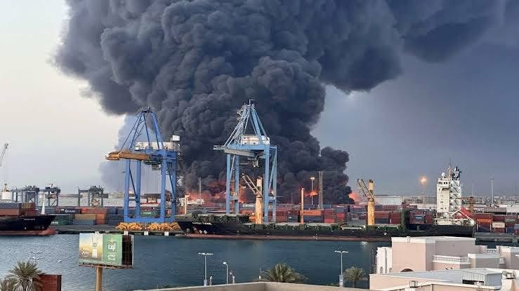 Mo_elmalik's tweet photo. 🚨صورتان… عامٌ واحد… والرسالة واحدة

الصورة الأولى:
استهداف مستودعات الوقود في Port Sudan بمسيّرات إماراتية – 5 مايو 2025..

الصورة الثانية:
احتراق مستودعات النفط في Fujairah بدولة United Arab Emirates بعد ضربات مسيّرة إيرانية – 5 مارس 2026..

التاريخ يكرر درسه القاسي:
من يشعل النار في بيوت الآخرين… لا يملك ضمانة ألا تصل إليه

الجزاء من جنس العمل…
وإذا دعتك قدرتك على ظلم الناس… فتذكّر قدرة الله عليك⚖️