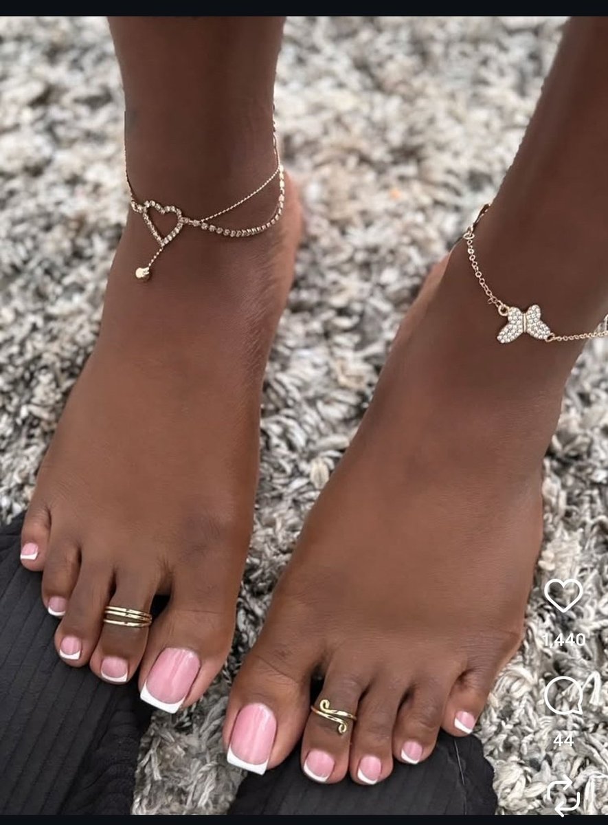 jus4_laughs's tweet photo. Some girls are just blessed 🏆🔥  the legendary Kelly😍 iykyk.

#FrenchTips #EbonyFeet #FootModel https://t.co/m1ypuPtFXo
