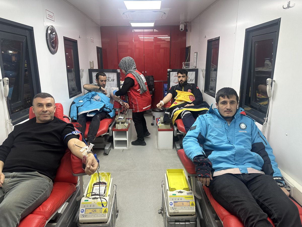 batmanilsaglik's tweet photo. Bir Ünite Kan, Birçok Hayat!

İl Sağlık Müdürümüz Uzm. Dr. Murat Solmaz, hizmet başkanlarımız, hizmet başkan yardımcılarımız, hastane başhekimlerimiz, hastane yönetimlerimiz ve sağlık çalışanlarımızla birlikte Kızılay’a kan bağışında bulunarak hayat kurtarma çağrısına destek verdik.

Toplumsal dayanışmanın en anlamlı örneklerinden biri olan kan bağışına tüm vatandaşlarımızı da davet ediyoruz.

Unutmayalım; kan acil değil, sürekli bir ihtiyaçtır.
Belki de vereceğiniz bir ünite kan; bir annenin, bir çocuğun ya da bir hastanın yeniden hayata tutunmasına vesile olacaktır.

Birlikte iyiliği büyütelim.
Haydi, kan verelim, hayat olalım! 

@saglikbakanligi 
@drmemisoglu 
@canalpekrem