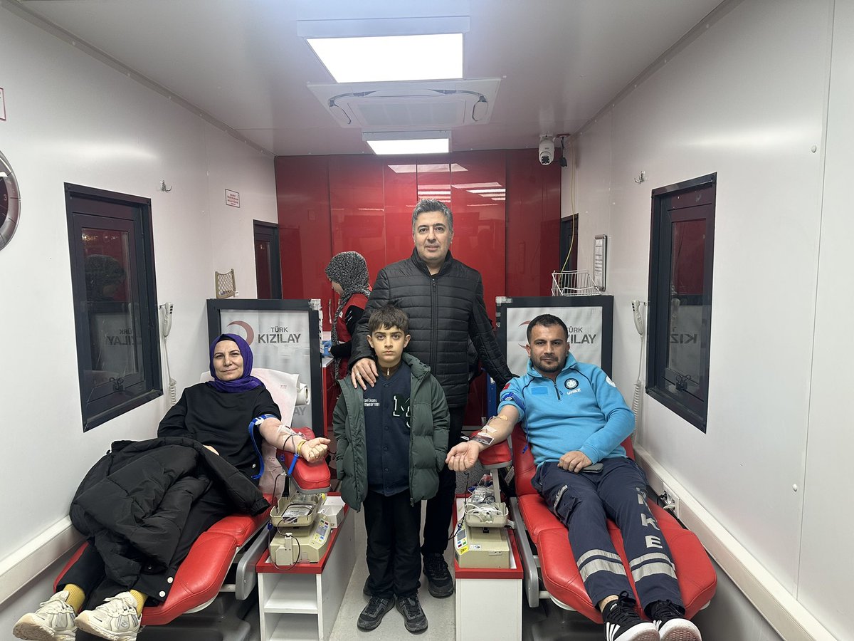 batmanilsaglik's tweet photo. Bir Ünite Kan, Birçok Hayat!

İl Sağlık Müdürümüz Uzm. Dr. Murat Solmaz, hizmet başkanlarımız, hizmet başkan yardımcılarımız, hastane başhekimlerimiz, hastane yönetimlerimiz ve sağlık çalışanlarımızla birlikte Kızılay’a kan bağışında bulunarak hayat kurtarma çağrısına destek verdik.

Toplumsal dayanışmanın en anlamlı örneklerinden biri olan kan bağışına tüm vatandaşlarımızı da davet ediyoruz.

Unutmayalım; kan acil değil, sürekli bir ihtiyaçtır.
Belki de vereceğiniz bir ünite kan; bir annenin, bir çocuğun ya da bir hastanın yeniden hayata tutunmasına vesile olacaktır.

Birlikte iyiliği büyütelim.
Haydi, kan verelim, hayat olalım! 

@saglikbakanligi 
@drmemisoglu 
@canalpekrem