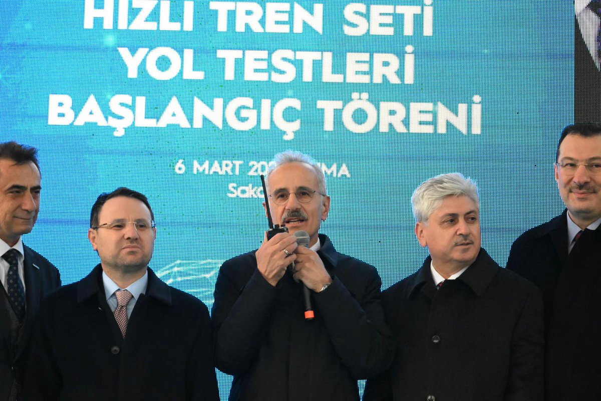 uyalcin_'s tweet photo. 🚅 Cumhurbaşkanımız Sn. @RTErdogan’ın vizyonu, Ulaştırma ve Altyapı Bakanımız Sn. @a_uraloglu'nun öncülüğü ve @turasasgm teşkilatının emekleri ile ilk üretimi tamamlanan Millî Elektrikli Hızlı Tren raylara indi.
 
Sayın Bakanımızın teşrifleri, Genel Müdür Yardımcımız Sn. Erhan Gör ve ilgili daire başkanlarımızın katılımıyla📍Sakarya'da gerçekleştirilen test sürüşünün başarısı, yerli ve millî üretimle güçlenecek hızlı tren filomuzun, Türkiye’yi raylı sistemlerde daha da ileriye taşıyacağının garantisini verdi. 

TCDD Taşımacılık olarak; ilk aşamada 14 adet sipariş ettiğimiz, Türkiye’nin ilk yerli ve millî hızlı treni ile raylarda yol kat etmek için sabırsızlanıyoruz💪🏻

#TürkiyeHızlanıyor 🇹🇷