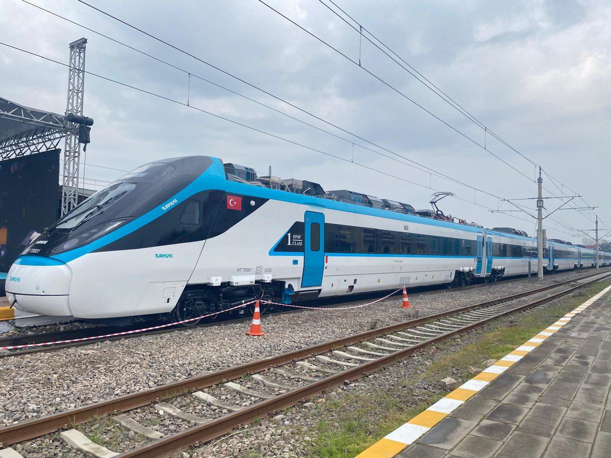 uyalcin_'s tweet photo. 🚅 Cumhurbaşkanımız Sn. @RTErdogan’ın vizyonu, Ulaştırma ve Altyapı Bakanımız Sn. @a_uraloglu'nun öncülüğü ve @turasasgm teşkilatının emekleri ile ilk üretimi tamamlanan Millî Elektrikli Hızlı Tren raylara indi.
 
Sayın Bakanımızın teşrifleri, Genel Müdür Yardımcımız Sn. Erhan Gör ve ilgili daire başkanlarımızın katılımıyla📍Sakarya'da gerçekleştirilen test sürüşünün başarısı, yerli ve millî üretimle güçlenecek hızlı tren filomuzun, Türkiye’yi raylı sistemlerde daha da ileriye taşıyacağının garantisini verdi. 

TCDD Taşımacılık olarak; ilk aşamada 14 adet sipariş ettiğimiz, Türkiye’nin ilk yerli ve millî hızlı treni ile raylarda yol kat etmek için sabırsızlanıyoruz💪🏻

#TürkiyeHızlanıyor 🇹🇷