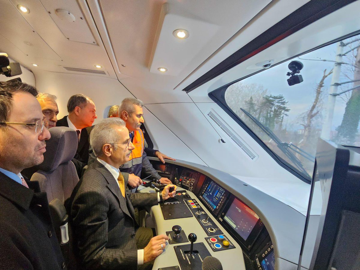 uyalcin_'s tweet photo. 🚅 Cumhurbaşkanımız Sn. @RTErdogan’ın vizyonu, Ulaştırma ve Altyapı Bakanımız Sn. @a_uraloglu'nun öncülüğü ve @turasasgm teşkilatının emekleri ile ilk üretimi tamamlanan Millî Elektrikli Hızlı Tren raylara indi.
 
Sayın Bakanımızın teşrifleri, Genel Müdür Yardımcımız Sn. Erhan Gör ve ilgili daire başkanlarımızın katılımıyla📍Sakarya'da gerçekleştirilen test sürüşünün başarısı, yerli ve millî üretimle güçlenecek hızlı tren filomuzun, Türkiye’yi raylı sistemlerde daha da ileriye taşıyacağının garantisini verdi. 

TCDD Taşımacılık olarak; ilk aşamada 14 adet sipariş ettiğimiz, Türkiye’nin ilk yerli ve millî hızlı treni ile raylarda yol kat etmek için sabırsızlanıyoruz💪🏻

#TürkiyeHızlanıyor 🇹🇷