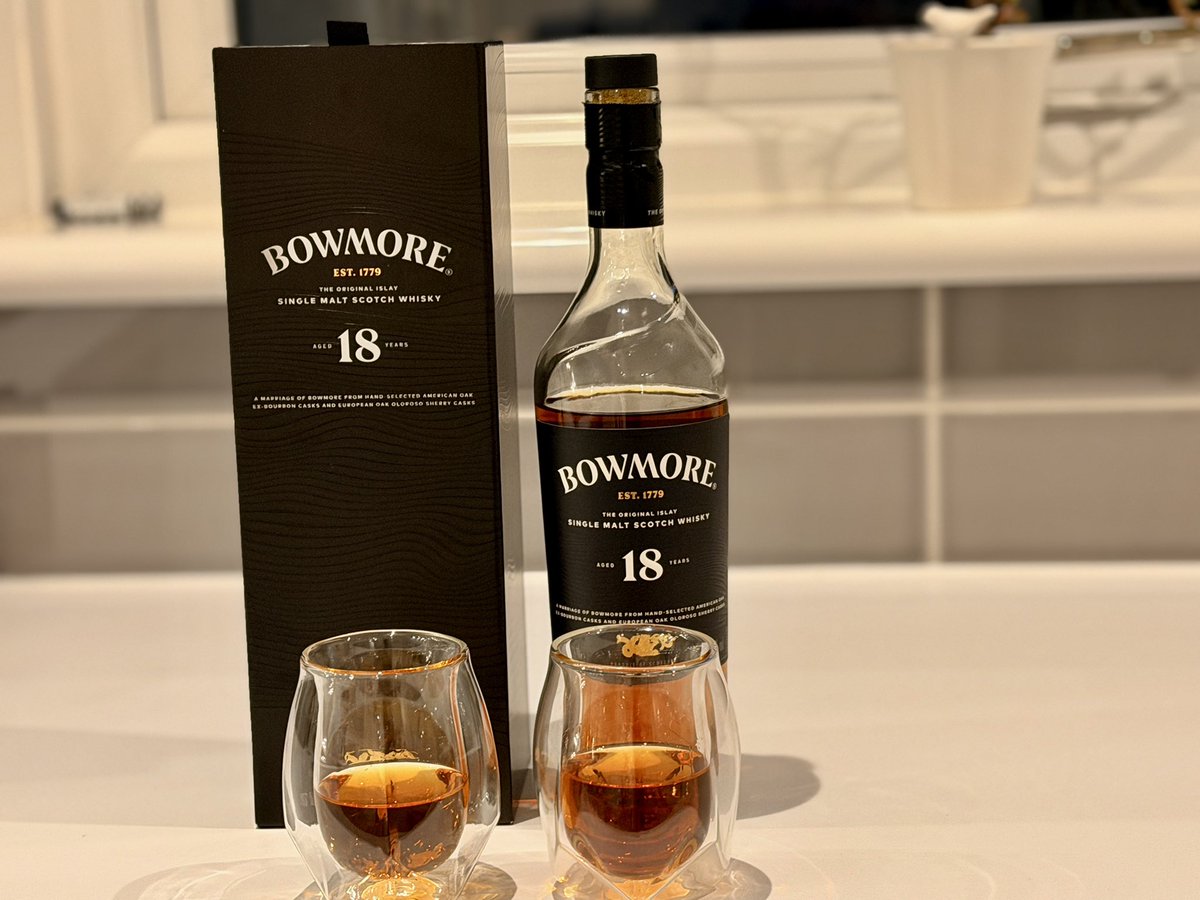 dramdujour's tweet photo. Happy weekend everyone! 🥃
@bowmore #dramdujour https://t.co/RbbPKB6enz https://t.co/HUQUAcPoTy