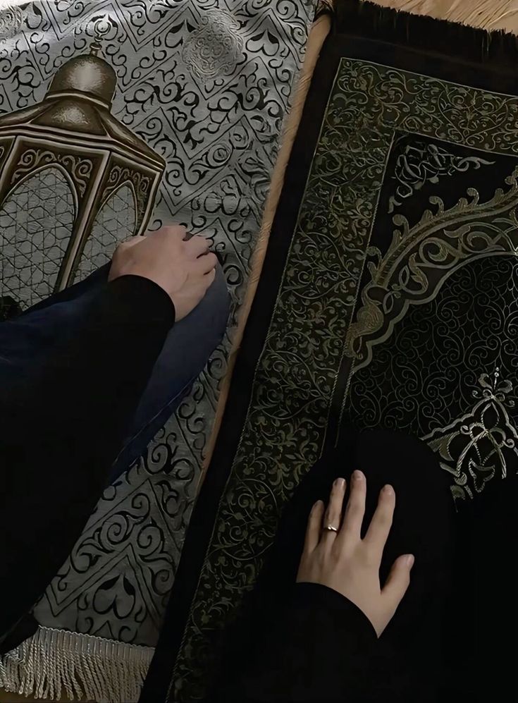 zineb_a20's tweet photo. إن شاء الله يوماً ما يكون جوزي أمامي في الصلاة، ويكون صوته هادي خاشع، حافظ القرآن يرتله بهدوء يطمن قلبي.
نخلص الصلاة ونقعد نسمع لبعض وردنا من الحفظ 
ونشجع بعض ونفرح بكل آية نحفظها ونتدبر معناها 
يكون بيتنا مليان بذكر ربنا 
وصوت القرآن دايما مالي البيت 
يا رب يا رب يا رب يا رب https://t.co/sOmignLkOa