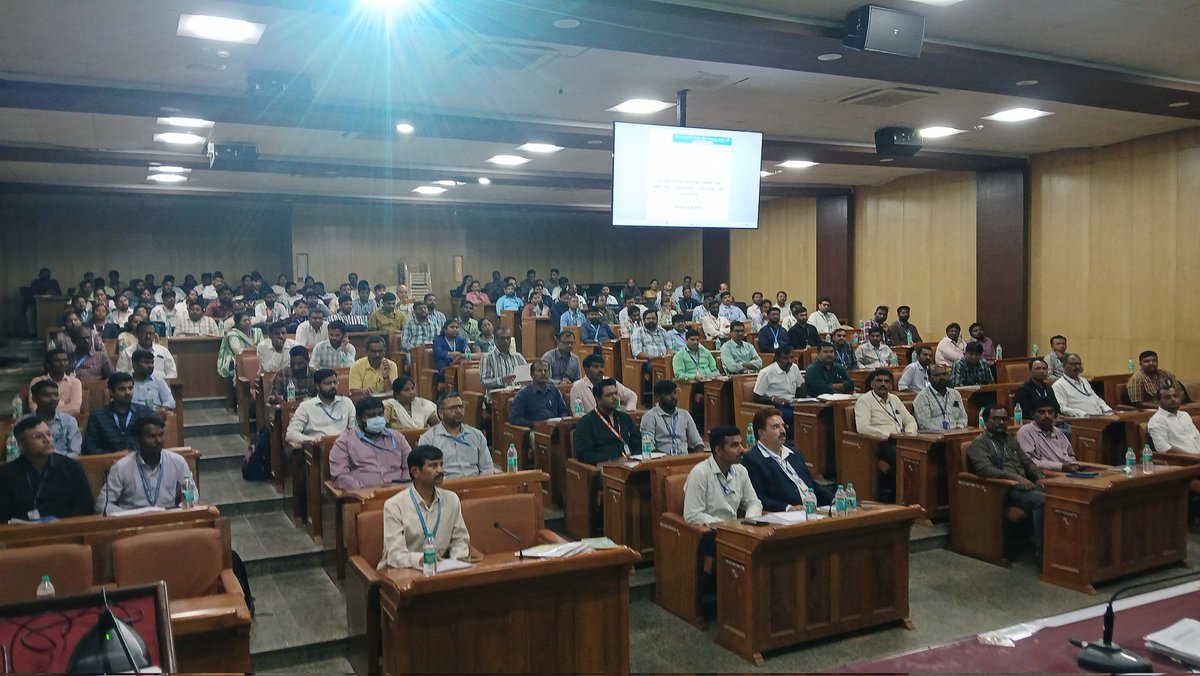 ಇಂದುZPಸಭಾಂಗಣದಲ್ಲಿ ಶ್ರೀ ಡಾ||ನವೀನ್ ಭಟ್Y IAS ಮಾನ್ಯCEO ZP ಅಧ್ಯಕ್ಷತೆಲಿ ಜಿಲ್ಲೆಯ ಎಲ್ಲಾ ಬ್ಯಾಂಕುಗಳ ಶಾಖಾ ವ್ಯವಸ್ಥಾಪಕರಿಗೆDLRCಮತ್ತುDCC ಸಭೆ ಯನ್ನು ವಿವಿಧ ಯೋಜನೆಗಳ ಪ್ರಗತಿ ಪರಿಶೀಲನೆಯ ಸಂಬಂಧ ಮಾಡಲಾಯಿತು.
      ಈ ಸಂದರ್ಭದಲ್ಲಿ ಜಿಲ್ಲಾ ಲೀಡ್ ಬ್ಯಾಂಕ್ ವ್ಯವಸ್ಥಾಪಕರು,RBI ಅಧಿಕಾರಿ,ಎಲ್ಲಾ ಬ್ಯಾಂಕ್  ವ್ಯವಸ್ಥಾಪಕರಿದ್ದರು.