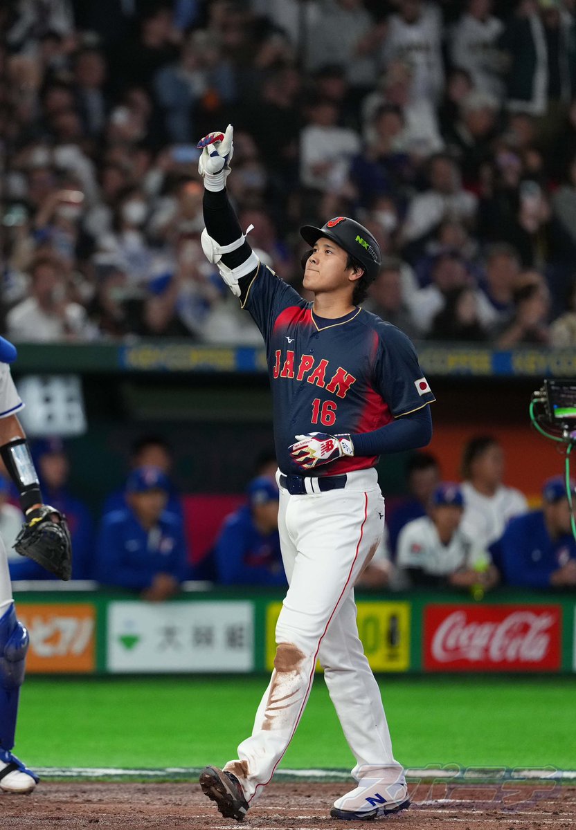 Sponichi_Photo's tweet photo. WBC1次ラウンド<台湾・日本>2回、先制の満塁弾を放った大谷翔平は #お茶たてポーズ を披露（撮影・沢田 明徳）  #侍ジャパン https://t.co/WIXo2iUbmr