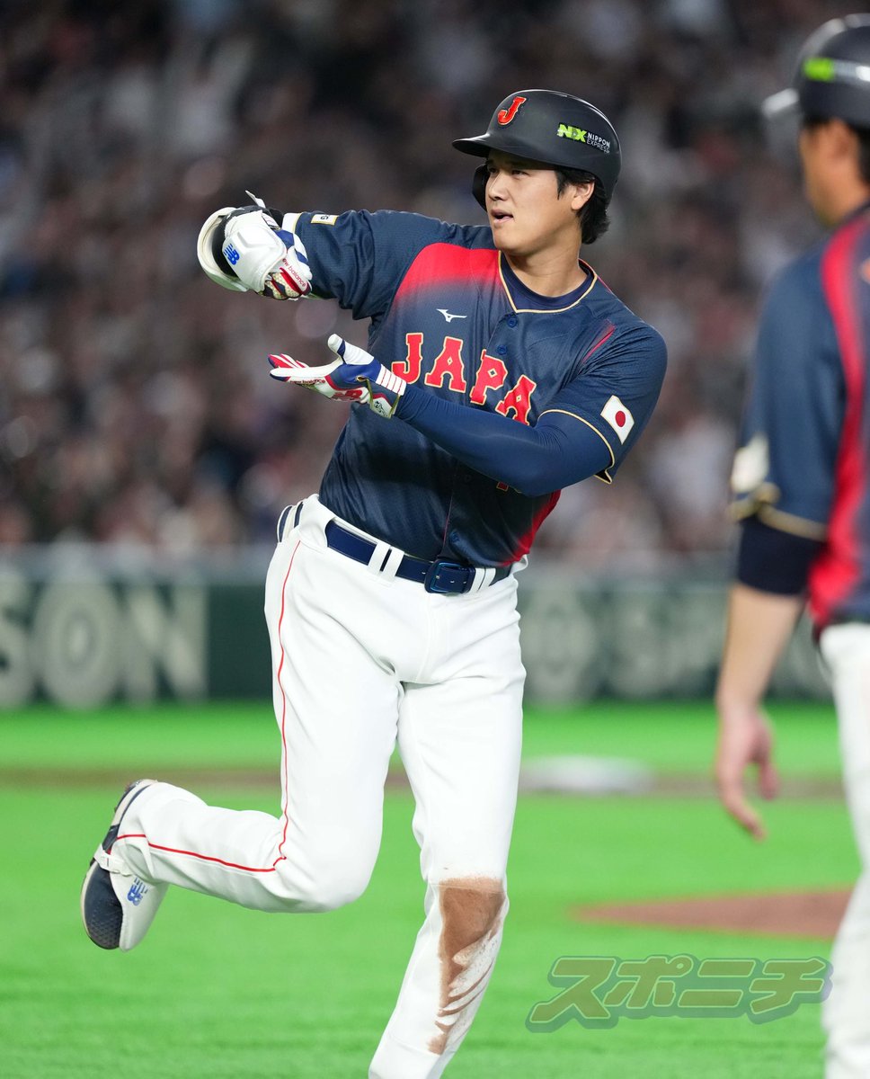 Sponichi_Photo's tweet photo. WBC1次ラウンド<台湾・日本>2回、先制の満塁弾を放った大谷翔平は #お茶たてポーズ を披露（撮影・沢田 明徳）  #侍ジャパン https://t.co/WIXo2iUbmr