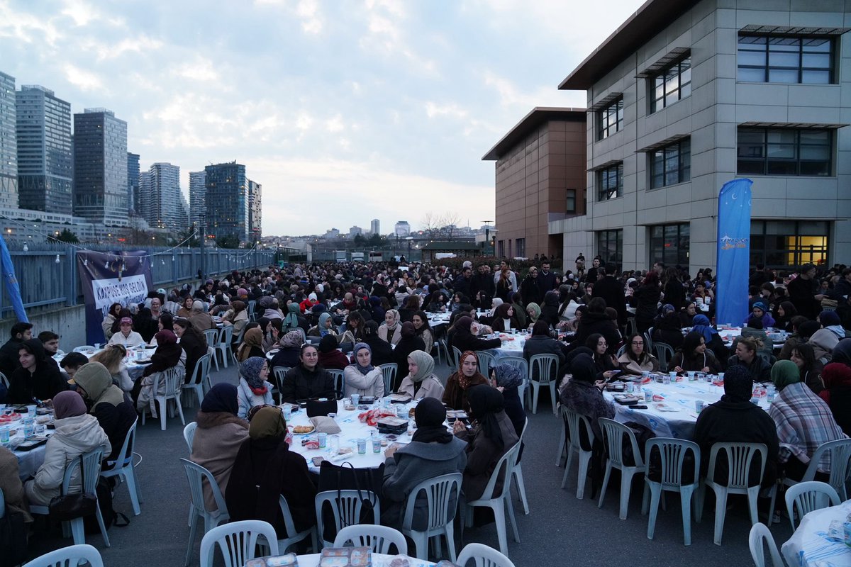 Genel Başkan Yardımcımız Sayın <a href="/drbetulsayan/">Dr.Betül Sayan Kaya 🇹🇷</a>’ın katılımlarıyla, İstanbul Medeniyet Üniversitesinde okuyan arkadaşlarımızla aynı sofrada buluştuk, dualarımızı paylaştık.

İftarın huzurunu yaşadığımız bu güzel akşam için tüm arkadaşlarıma teşekkür ediyorum. 🙋🏻‍♂️

<a href="/UNIAKIstanbul/">ÜNİAK İstanbul</a>