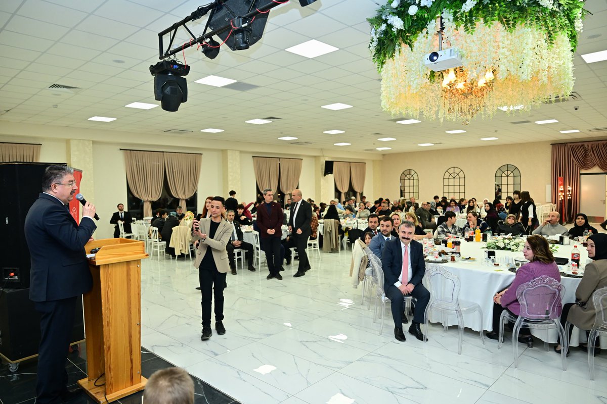 Valimiz Dr. Erdinç Yılmaz ve eşi Doç. Dr. Şenay Yılmaz, korunmaya ihtiyacı olan çocukların aile ortamında bakımını üstlenen koruyucu ailelerle Valiliğimiz himayelerinde Aile ve Sosyal Hizmetler İl Müdürlüğü tarafından düzenlenen ve MÜSİAD’ın desteklediği iftar programında bir