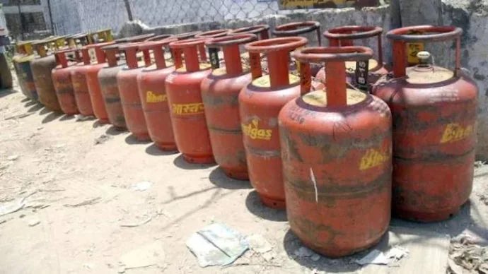 🚨BREAKING : The price of a 14.2-kg domestic LPG cylinder has been increased by Rs 60. In Delhi, 14.2-Kg Domestic LPG Cylinder prices increased from Rs 853 to Rs 913. 

New rate will be effective from March 7: Sources