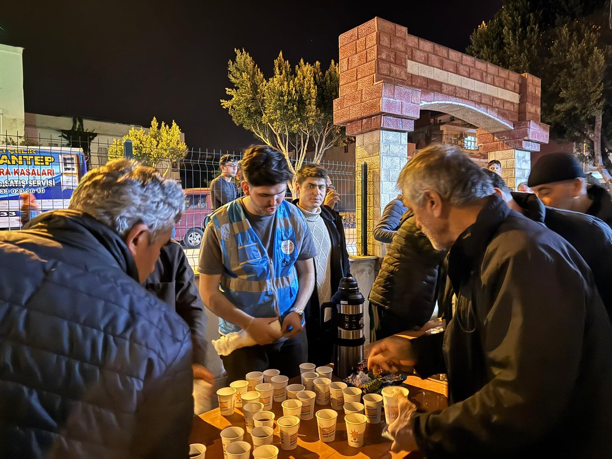 Teşkilat olarak Orta Mahallemizde Hz.Osman Camii’ndeydik. 🕌✨
Teravih sonrası cemaatimizle saf tutup hasbihal ettik, ikramlarda bulunduk. Bizlere gönlünü açan herkese teşekkürler. 🤝🤲🏻
#HepBirlikteSerik #Serik
<a href="/alicetin_07/">Ali Çetin</a> 
<a href="/ahmetsoker7/">Ahmet Söker</a> 
<a href="/AkGenclkSerik/">Serik Ak Parti Gençlik Kolları</a>