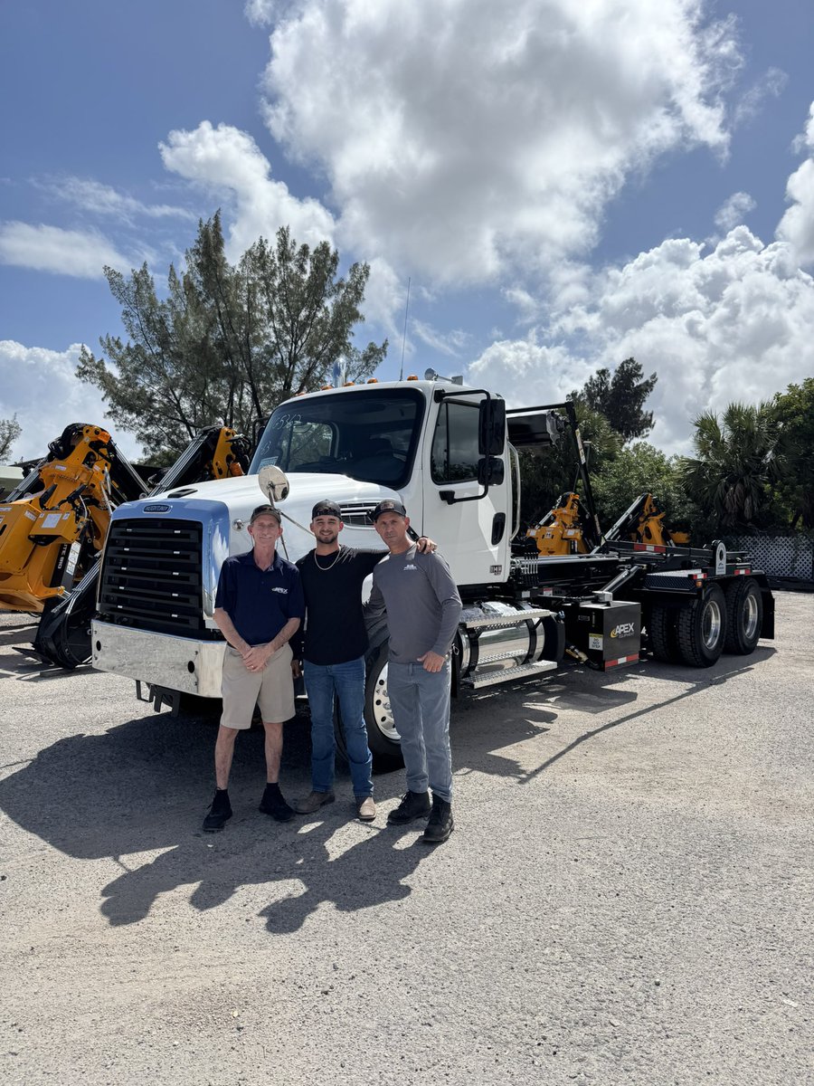 🚛 New Roll Off Truck for R&amp;R Garden Center🚛
 
Our salesman Pat W. from Apex Equipment had the pleasure of meeting up with Duval Jr. and his father from R&amp;R Garden Center in Miami, FLalongside their brand new Roll Off Truck.