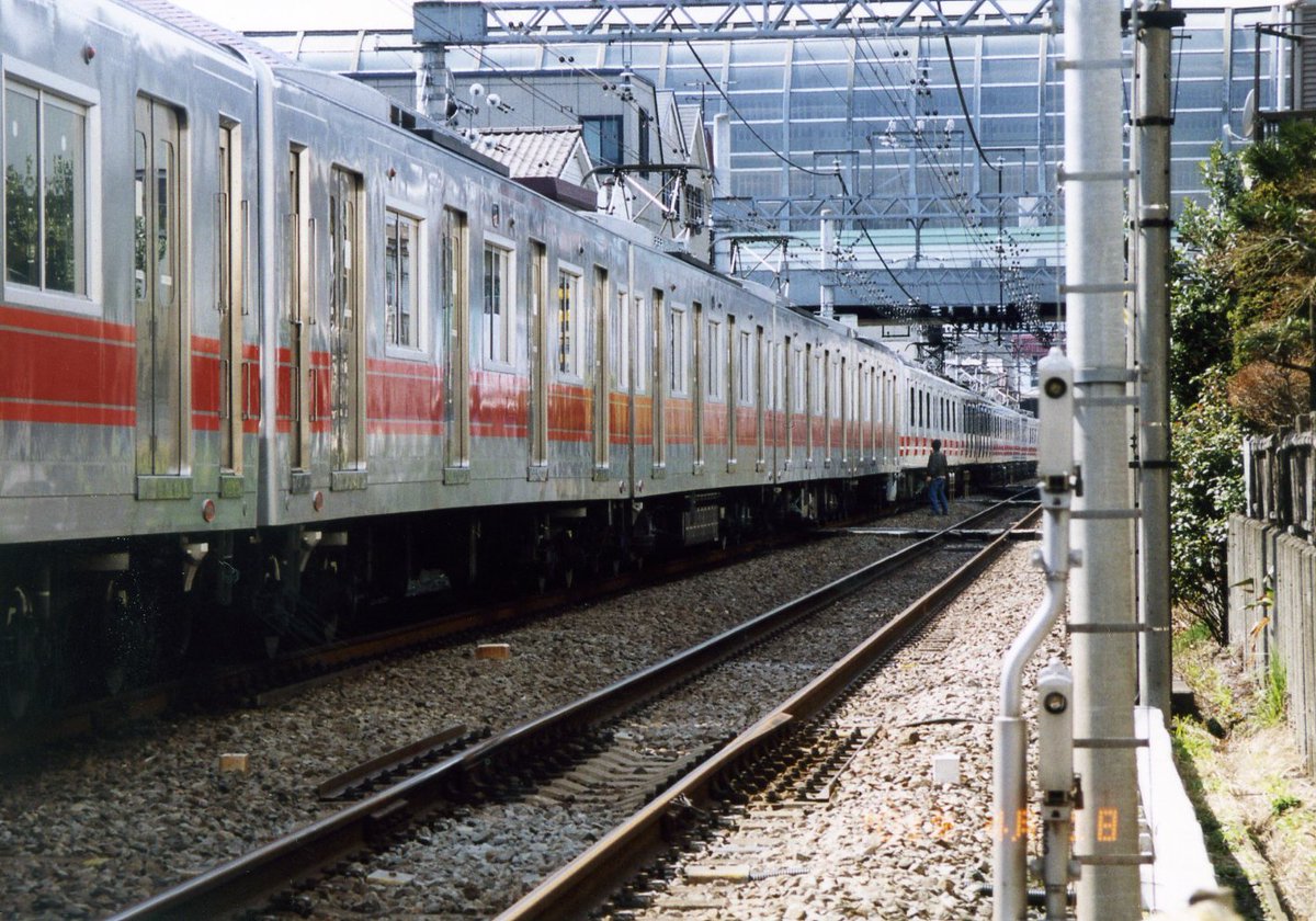 sotetsu_spirits's tweet photo. 9703×10の思い出はコレが一番ですね。

故障で驚愕の20両編成爆誕！

2001年4月1日、星川～和田町で立ち往生し後続の7713×10が西谷までPUSHで推進運転!!

昔は本線から西谷1番線へ入線できましたが
今だったら二俣川まで推進運転する事になるのか…
直通他社も巻き込んで大変な事になります…

#相鉄 https://t.co/nerxYMOpoP