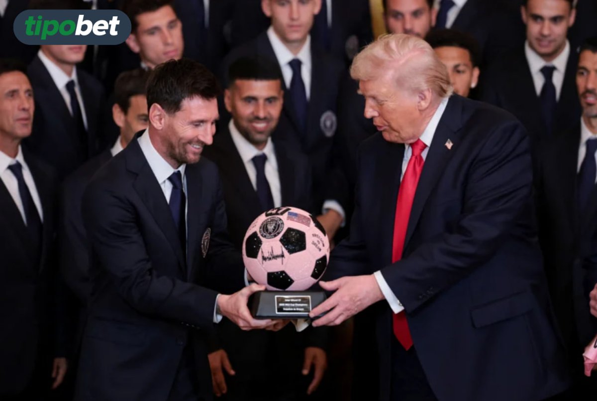 🐐 Dünya, Lionel Messi’nin Donald Trump’a verdiği tepkiyi konuşuyor

🙌 Inter Miami CF, MLS şampiyonluğu sonrası White House’ta ağırlandı.

⚡ Trump’ın “Pelé’den daha iyi olabilirsin” sözlerine Messi’nin tepkisi sosyal medyada gündem oldu.

#Messi