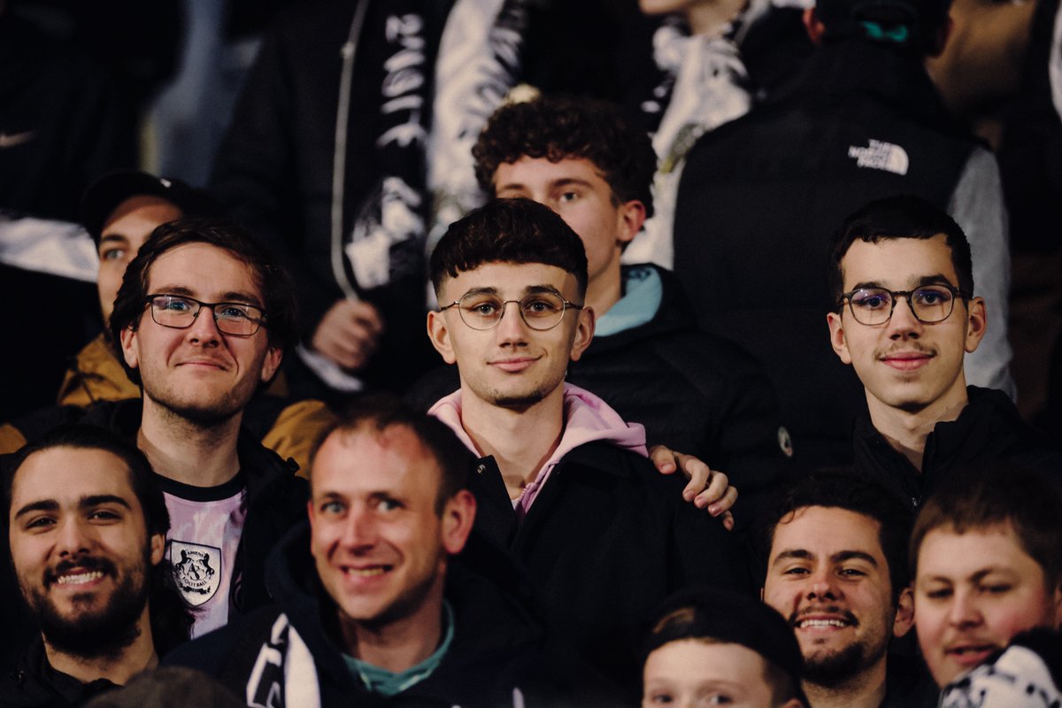 🏳️🏴 Les Amiénois peuvent compter sur leurs supporters ce soir encore. #USBCOASC