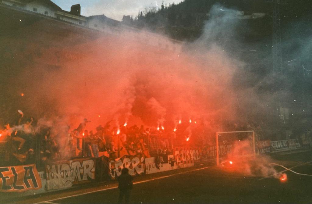 RedTifosiTM's tweet photo. Esto sí que es fútbol retro y no la mierda que nos quiere vender la Liga.. https://t.co/YuuultL0wc