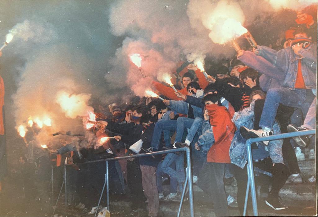 RedTifosiTM's tweet photo. Esto sí que es fútbol retro y no la mierda que nos quiere vender la Liga.. https://t.co/YuuultL0wc
