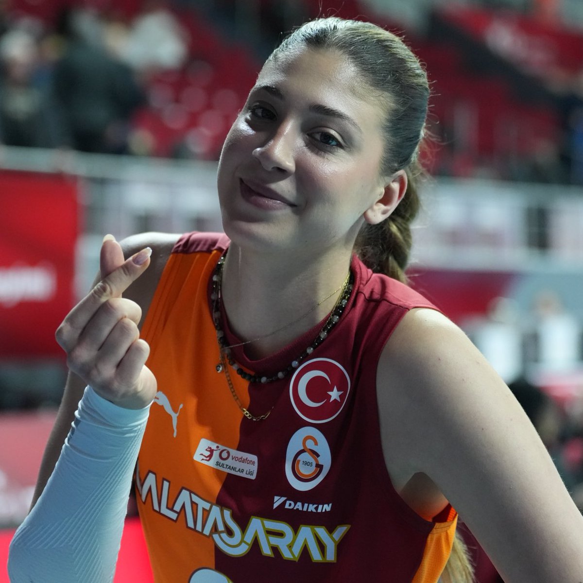 gibbybaris's tweet photo. - Voleybol bittiğinde İlkin Aydın'ı insanlar nasıl hatırlasın ?

⚡️ İlkin Aydın: Yani iyi bir insan olarak hatırlansam, bu beni çokça götürür gibi. Takımda küçüklerle çalışmış olursam atıyorum onlar "Çok iyi bir ablaydı" desin. Takım arkadaşlarım "iyi bir insandı" desin.  

Benim zaten hayati olarak çabam, yaptığım her işe bir karakter koymak. Maça da, antrenmana da, kulübe de ya da arkadaşlarımla ilişkilerimde bile. Bir karaktere sahip olabilmek benim çok hoşuma gidiyor ve bunu bozmadan hem bir şeylere tepki verip hem de aslında karşılığını alabiliyor olmak beni çok mutlu ediyor.  

O yüzden beni karakterli bir sporcu olarak hatırlarlarsa bu bana çok yeter yani.

📺 Spor Sergi