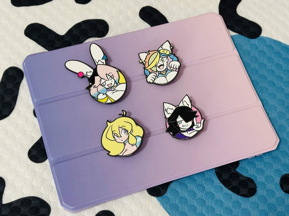 theycallhimcake's tweet photo. MERCH TIME WOOO: a new collector pin badge set! 

For a limited time (until April 3), you can snag yourself a nice 4 piece set of character pins. You get PB, Finley, Cassie, and Maggie!

These things are BIG too (like a boob), which is neat.

👇Link below!👇 https://t.co/XEUuhOYZi4