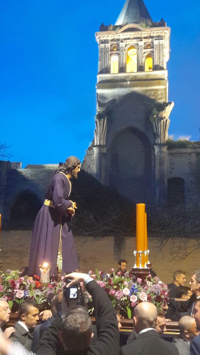 InriInformacion's tweet photo. [#DirectoINRI]

El Señor del Amor en su Divina Misericordia de la @APRosarioSJ a punto de llegar al monasterio de San Jerónimo #TDSCofrade 

📷 @migueldherbe70 https://t.co/P3D2XYrhgl