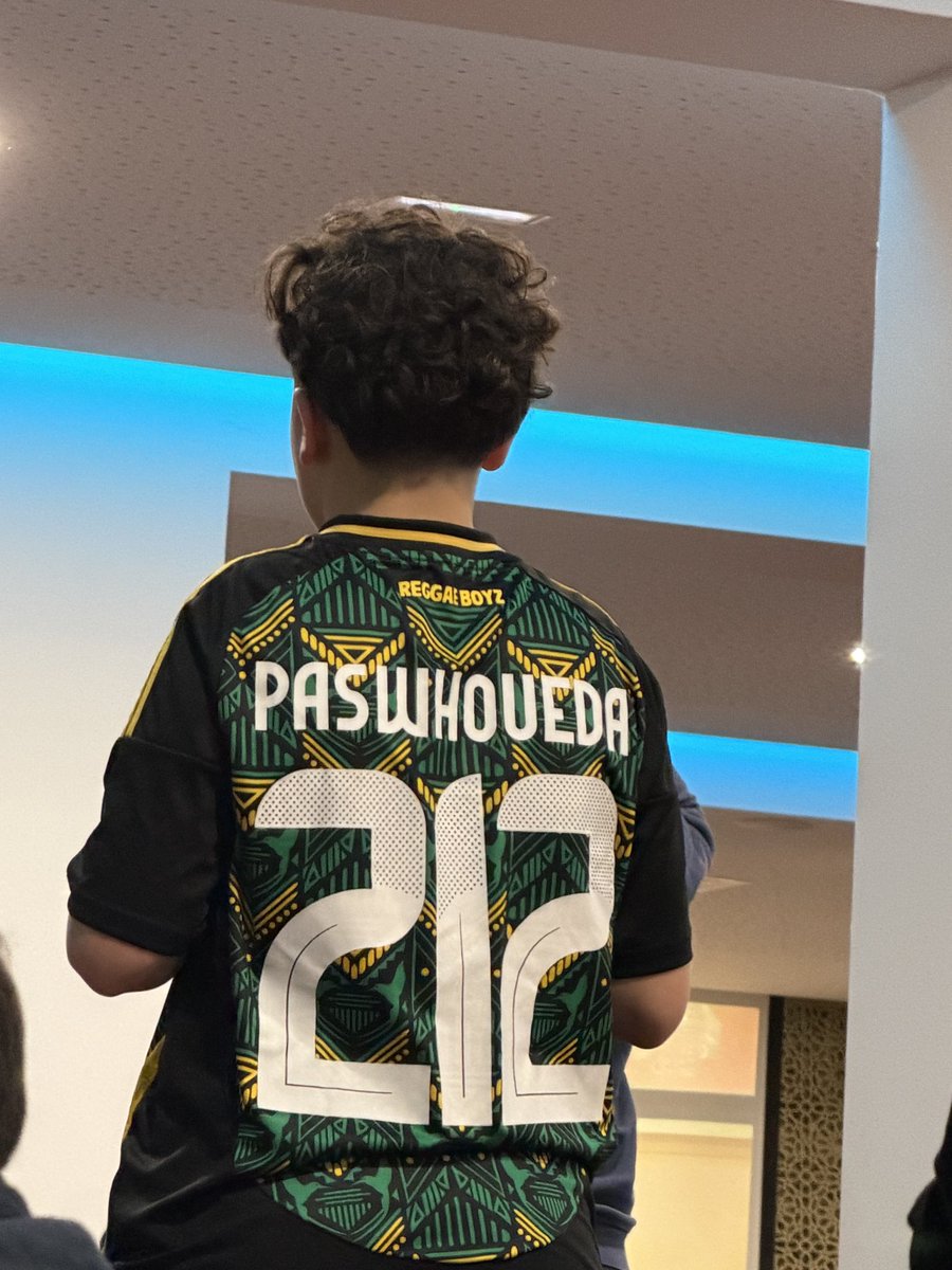 yzns___'s tweet photo. mdrrr rgd je lève la tête je vois quoi à la mosquée https://t.co/h7HUmTKLTl