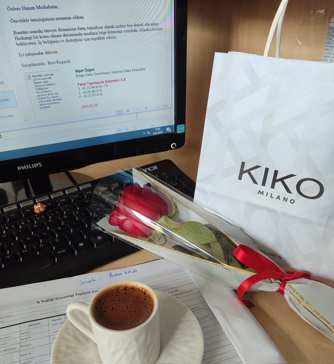 Eşit ücret ve haklar makyajdan daha kalıcıdır sevgili iş veren.Rujla ve çiçekle örtülmeye çalışılan 8 mart 1857 de yanarak hayatını kaybeden emekçi kadınların isyanıdır, bilin istedim!