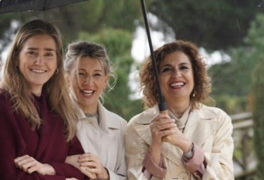 Huelva. Las vicepresidentes/ministras, Montero, Díaz y Aagesen.
Breve acto en recuerdo a las víctimas de la tragedia ferroviaria de Adamuz.
Se las veía conmovidas.