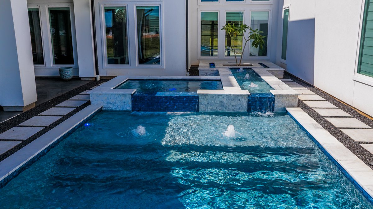 PlatinumPools's tweet image. Your backyard, your rules. Whether you’re dreaming of a rustic retreat with natural stone or a sleek, modern masterpiece with a negative edge, we’re here to bring your personal style to life. 👑

#PersonalStyle #ModernBackyard #RusticCharm